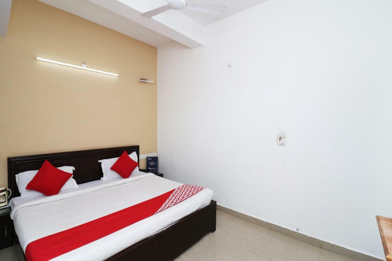 Oyo 13564 Near Prem Mandir Hotell Mathura Exteriör bild