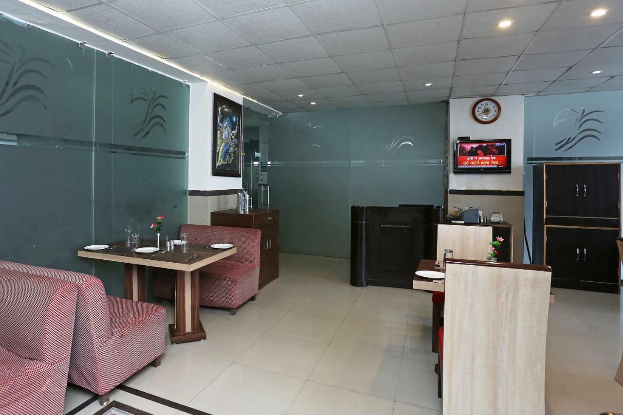 Oyo 13564 Near Prem Mandir Hotell Mathura Exteriör bild