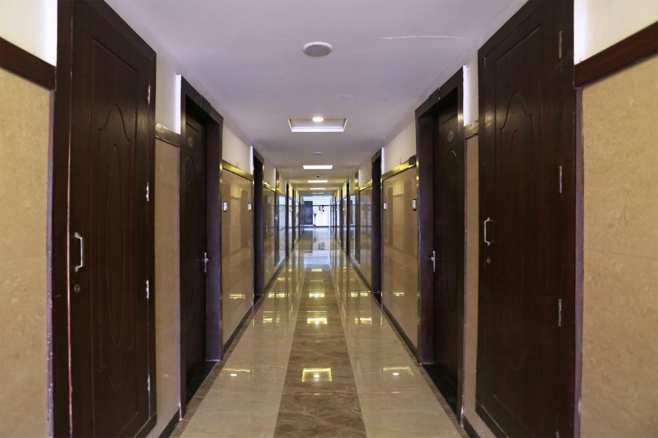 Oyo 13564 Near Prem Mandir Hotell Mathura Exteriör bild