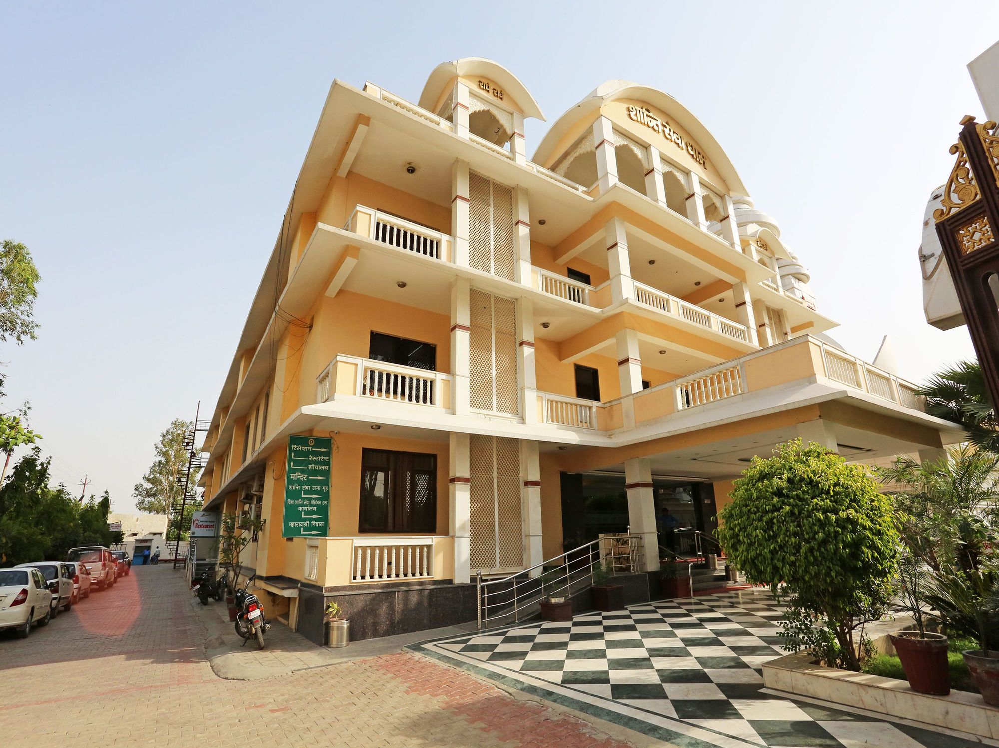 Oyo 13564 Near Prem Mandir Hotell Mathura Exteriör bild